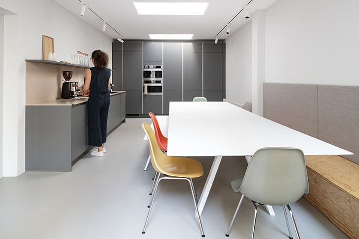 Der beige-graue DISBON-Boden überzeugt durch seine Eigenschaften auch im Küchenbereich und prägt das klare Erscheinungsbild dieses Raumes, der vom Team gerne zum Aufenthalt genutzt wird. 